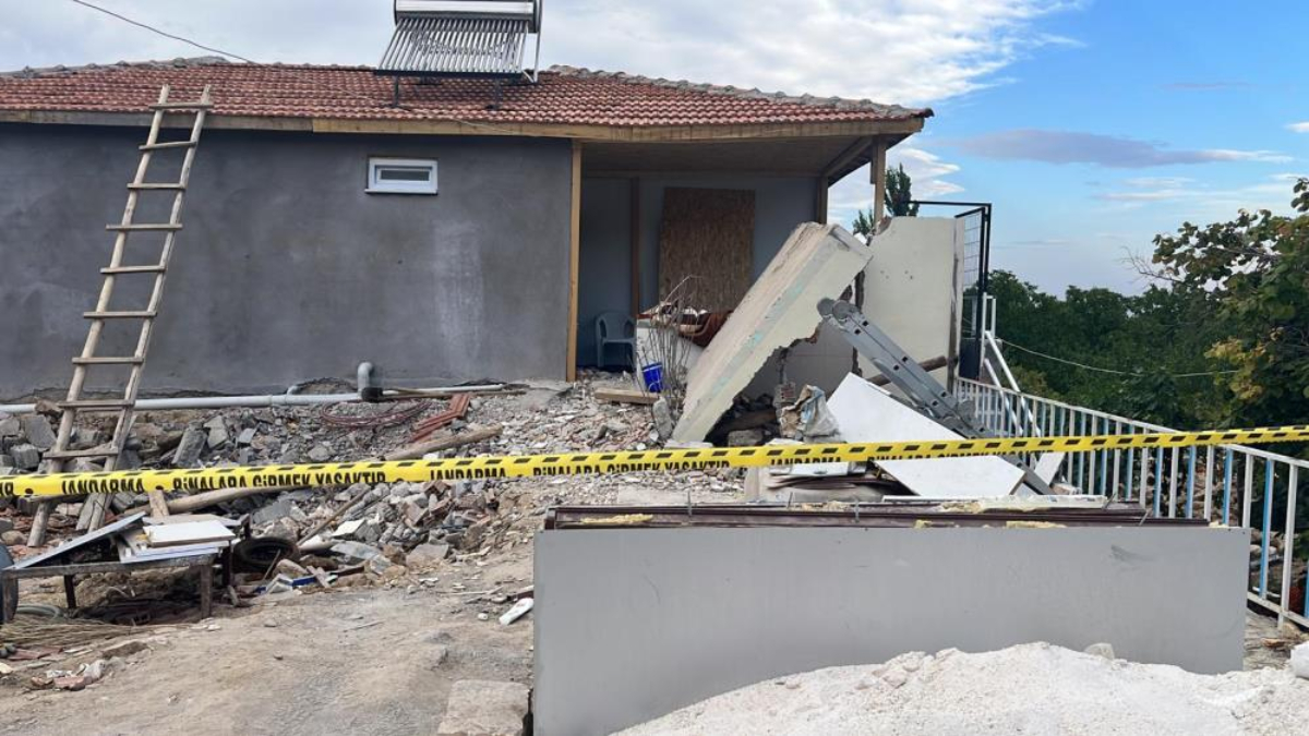 Malatya’da ağır hasarlı binanın duvarı çöktü: 1 ölü