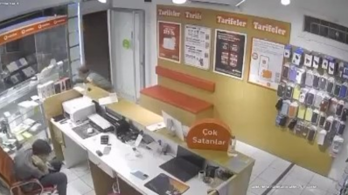 Adana'da hasımlarından kaçıp telefoncuya sığınan adama kurşun yağmuru