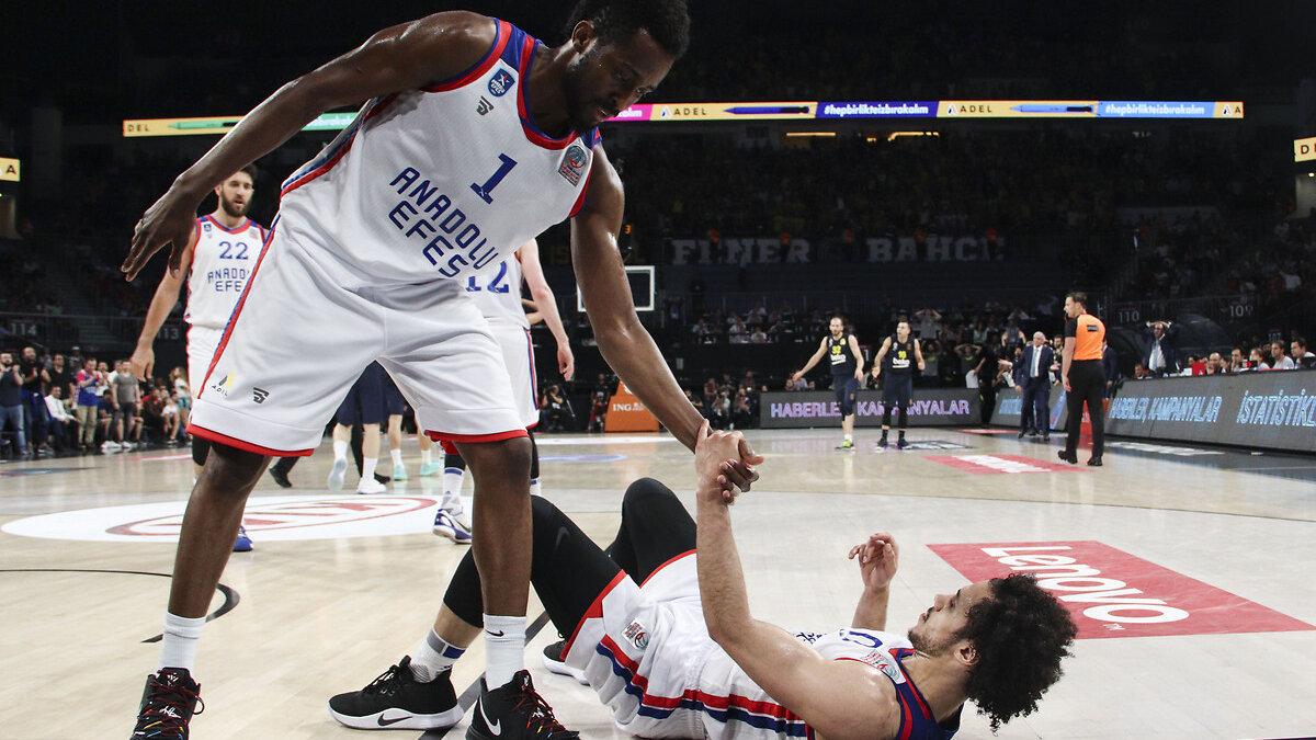 Anadolu Efes'in yeni kaptanları Larkin ile Beaubois oldu