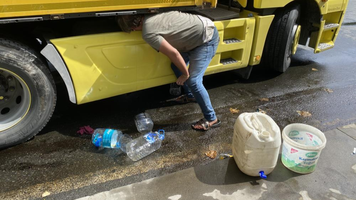 İstanbul'da trafiğin yoğun olduğu caddeye mazot döküldü: Yol kapatıldı