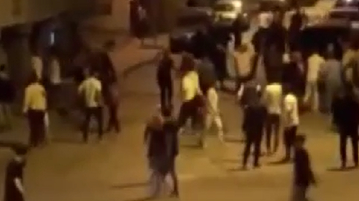 İstanbul'da iki grubun sopalı kavgası kameralara yansıdı