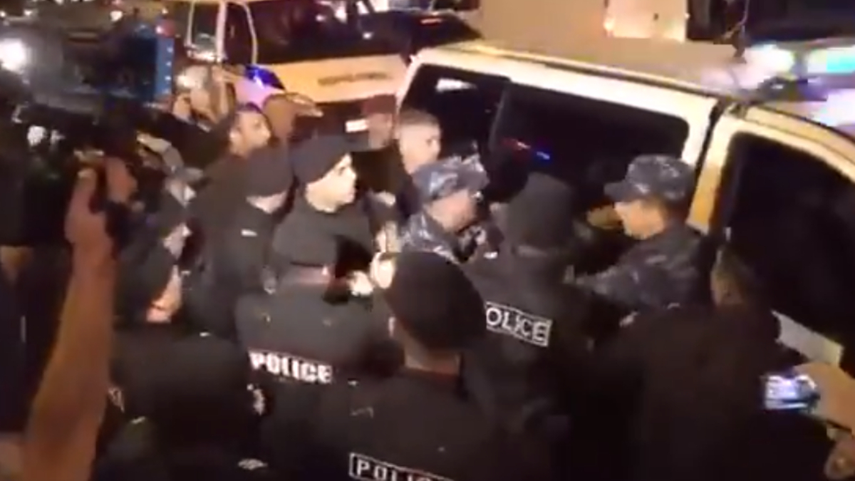 Erivan'da Paşinyan'ın istifası isteyen göstericilere Ermeni polisinden sert müdahale