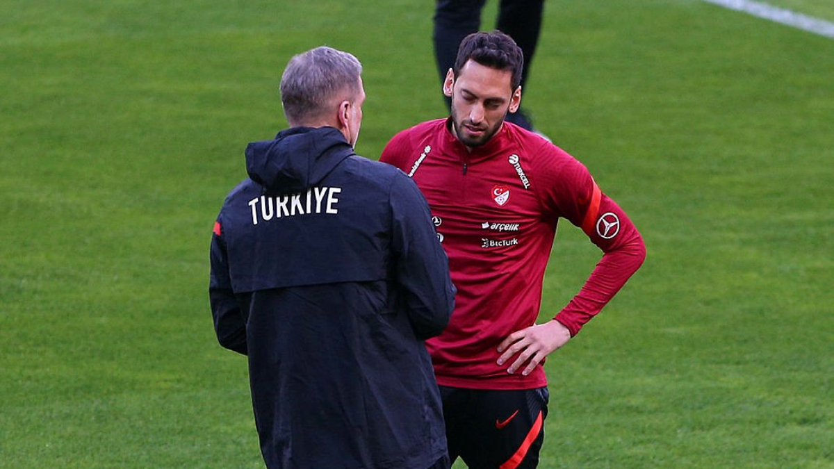 Hakan Çalhanoğlu'ndan Stefan Kuntz ve Emre Mor açıklaması