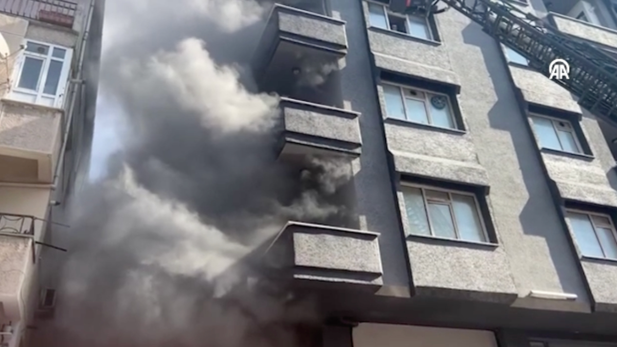 İstanbul'da bir binada yangın çıktı! Vatandaşlar binada mahsur kaldı