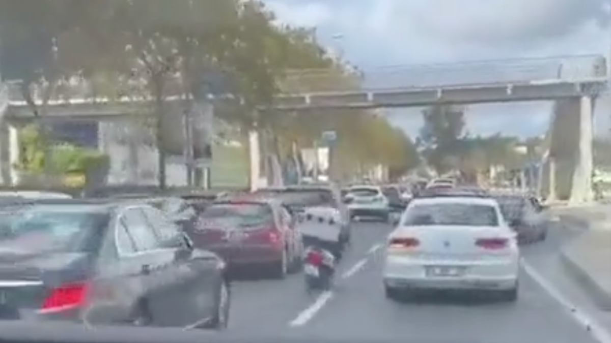 İstanbul'da motokuryeden örnek davranış! Eliyle ambulansa yol gösterdi...