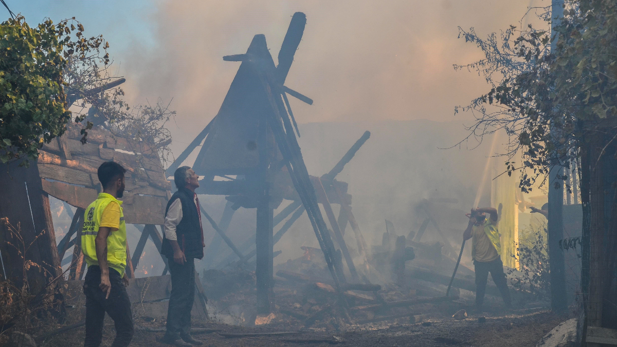 Kastamonu'da korkutan yangın! 3 ev ve 1 ahır küle döndü....