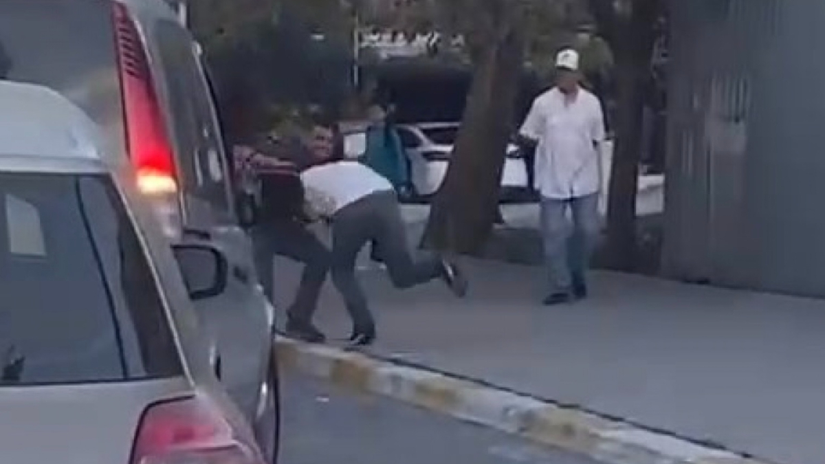 İstanbul'da tekmeli yumruklu yol kavgası