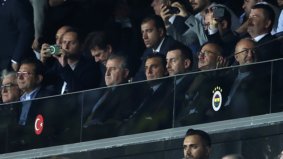 A Milli Takım'ın yeni teknik direktörü Montella, Fenerbahçe'nin Avrupa maçını izledi
