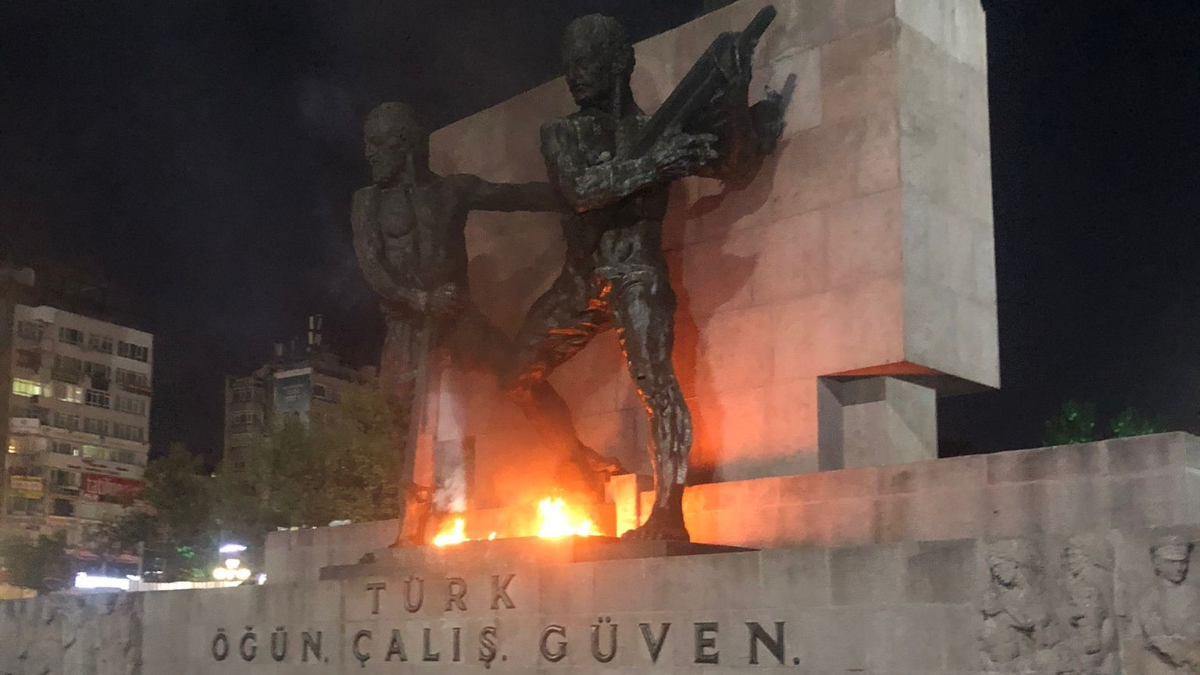 Ankara'da akıl sağlığı yerinde olmayan kişi anıtı yaktı