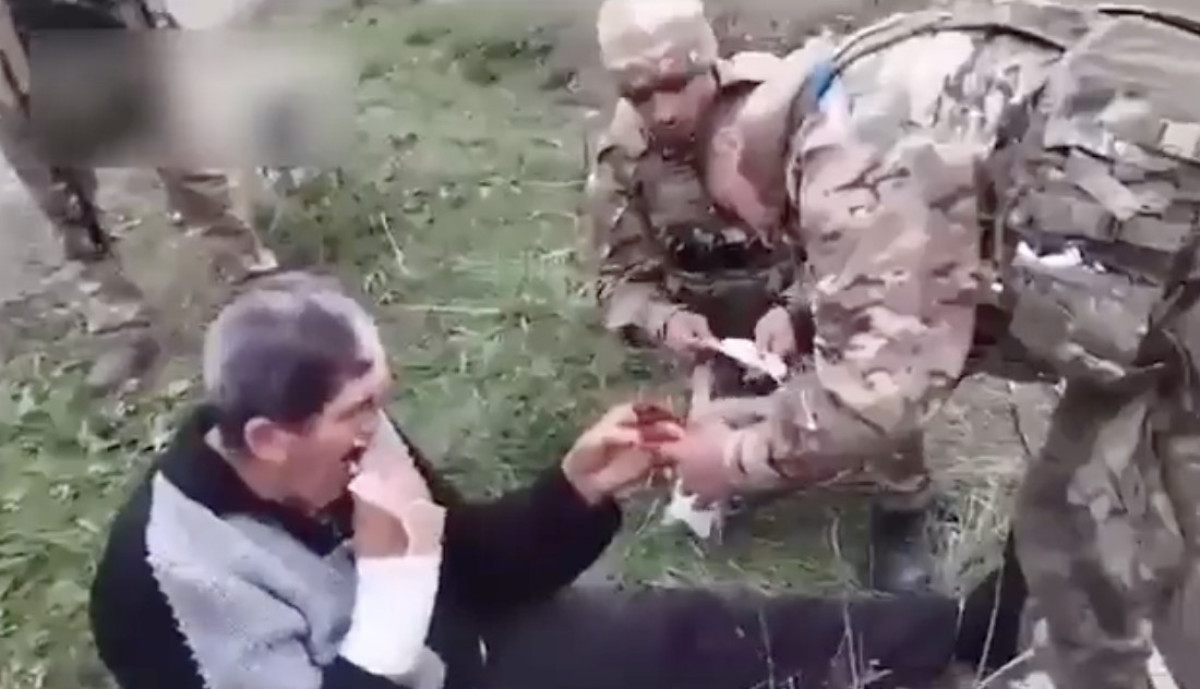 Azerbaycan askerleri yaralı Ermeni’ye ilk yardımda bulundu