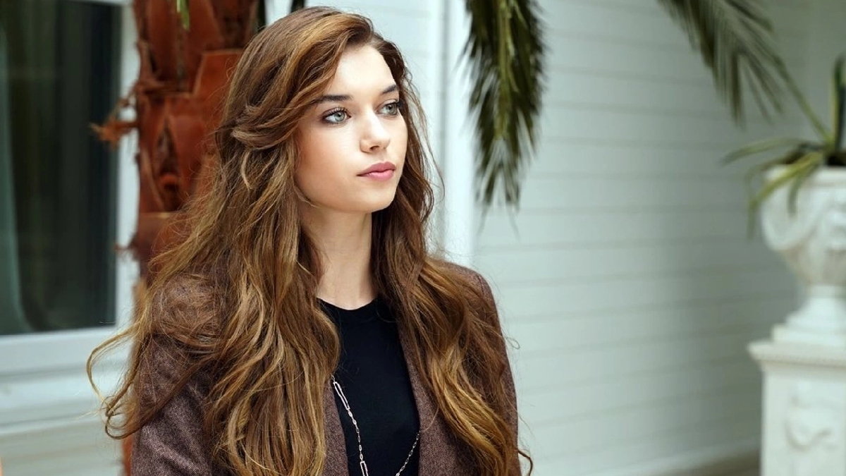 Doğal güzel olarak tanımıştık! Afra Saraçoğlu’nun estetiksiz hali şoke etti "Tam bir hayal kırıklığı"