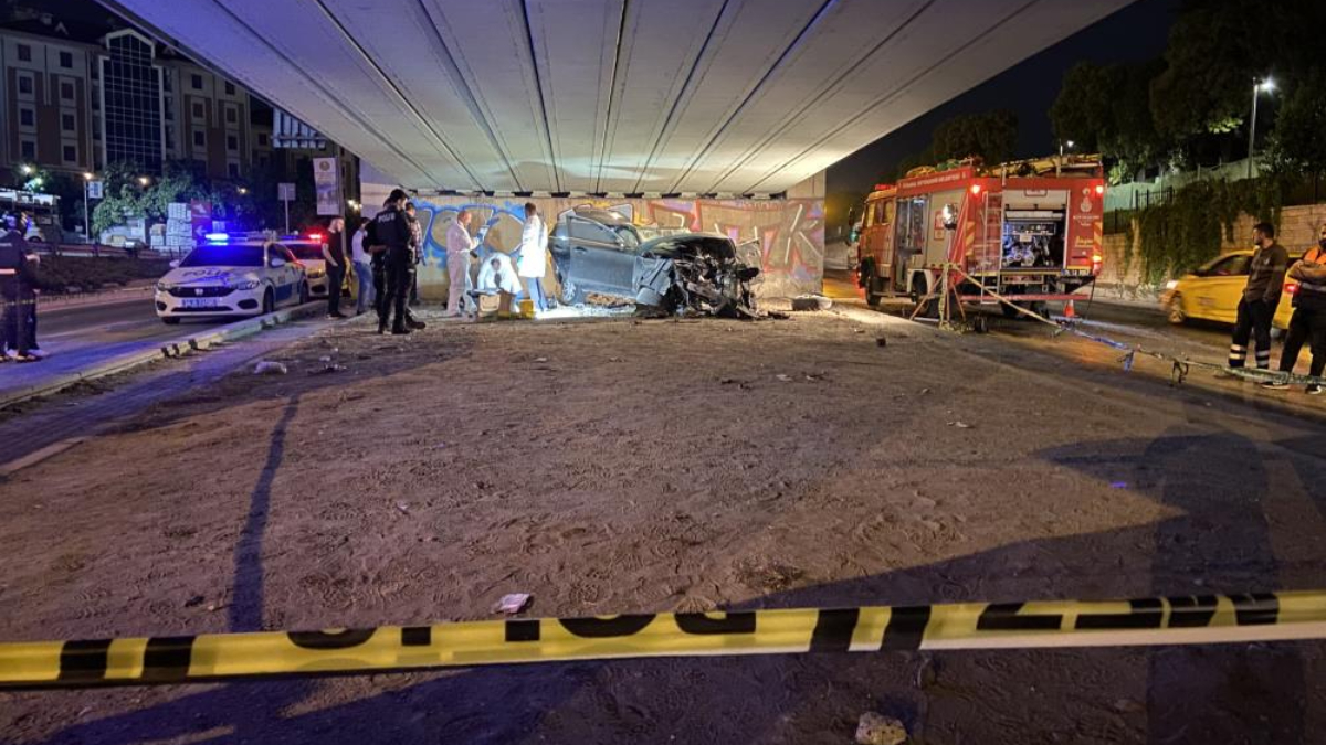 İstanbul Bahçelievler'de duvara çarpan araçtaki 4 kişi can verdi