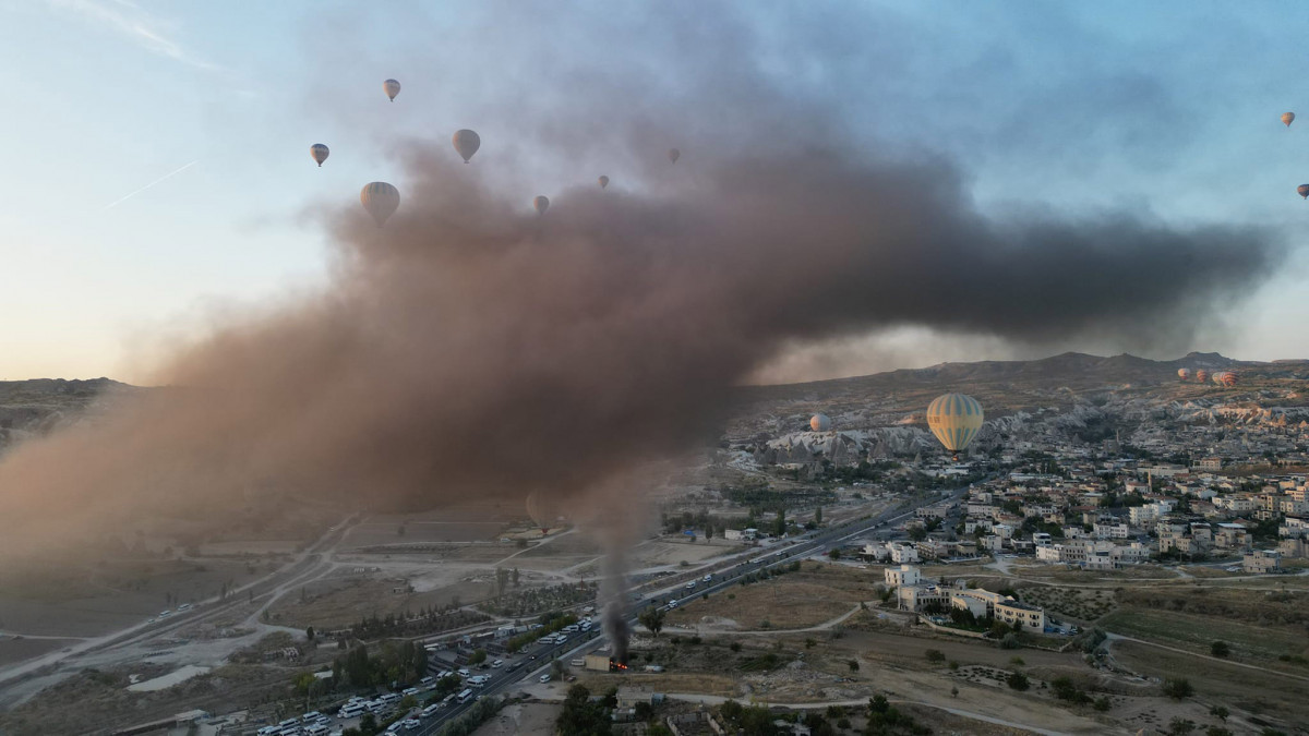 Kapadokya'da duman kaplı gökyüzünde balonlar havalandı