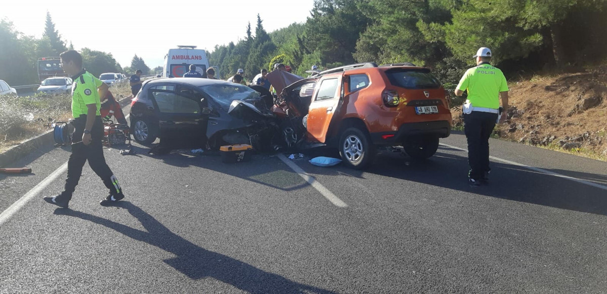 Muğla'da otomobil ile cip birbirine girdi: 2 kişi öldü