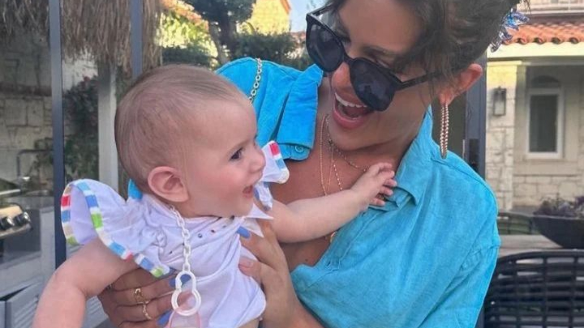 Selin Ciğerci ilk kez kızını paylaştı