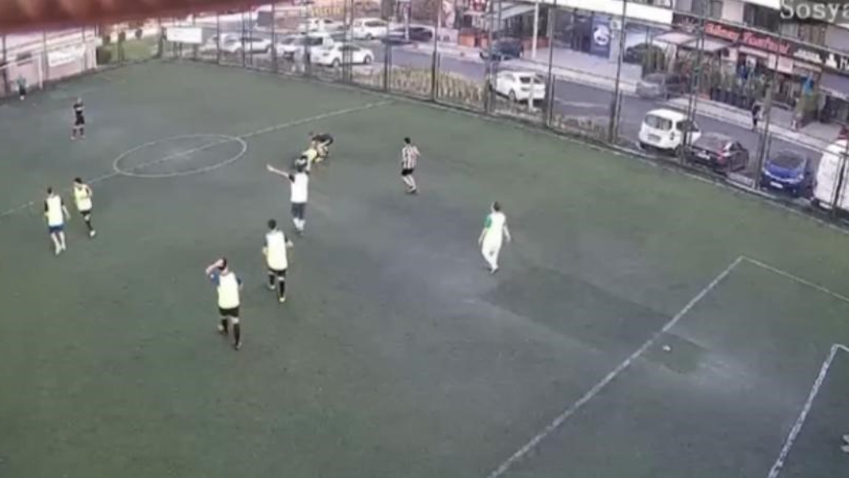 Bursa'da halı saha kalp krizi geçiren genç kamerada