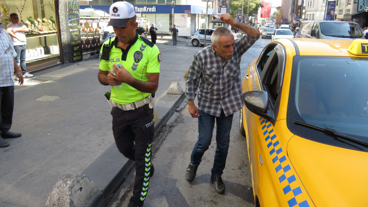 İstanbul'da denetimde ceza yiyen taksici öfkelendi! 'Parçalayacağım bu aracı'