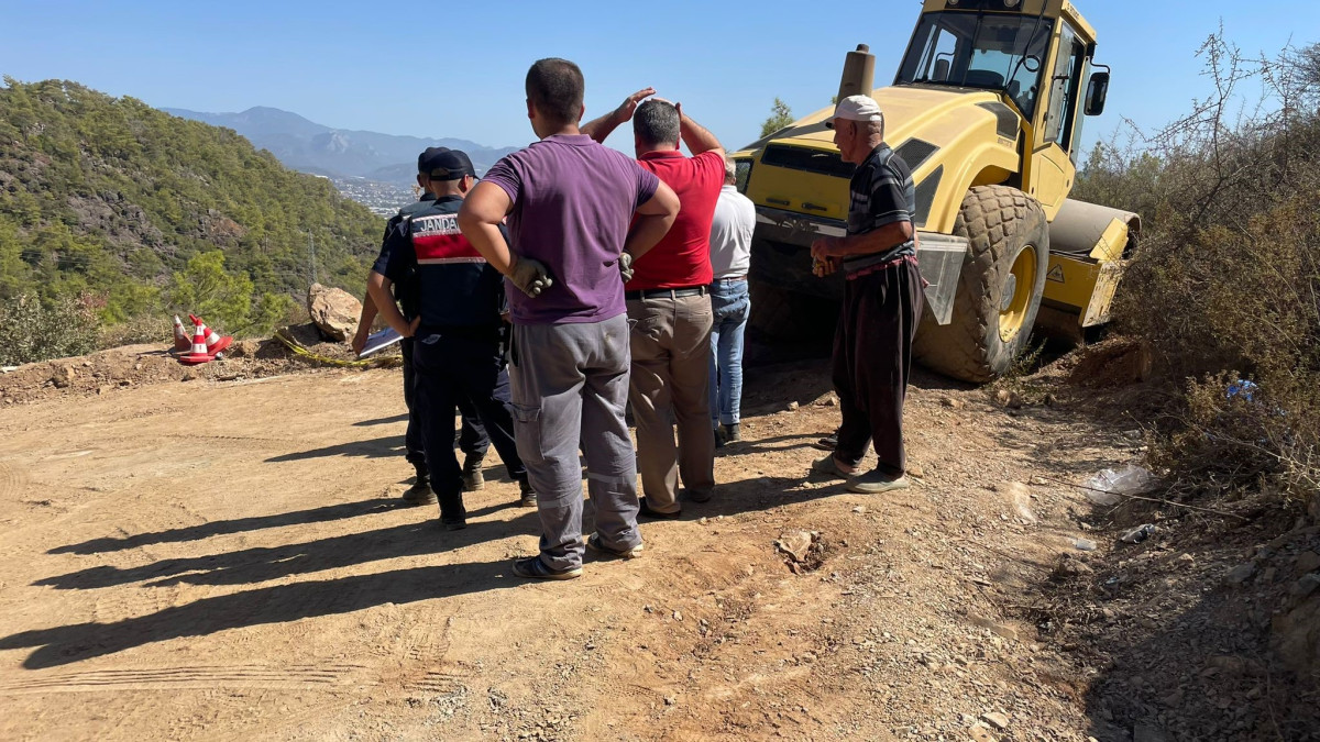 Antalya'da kullandığı silindirin altında kalan sürücü hayatını kaybetti