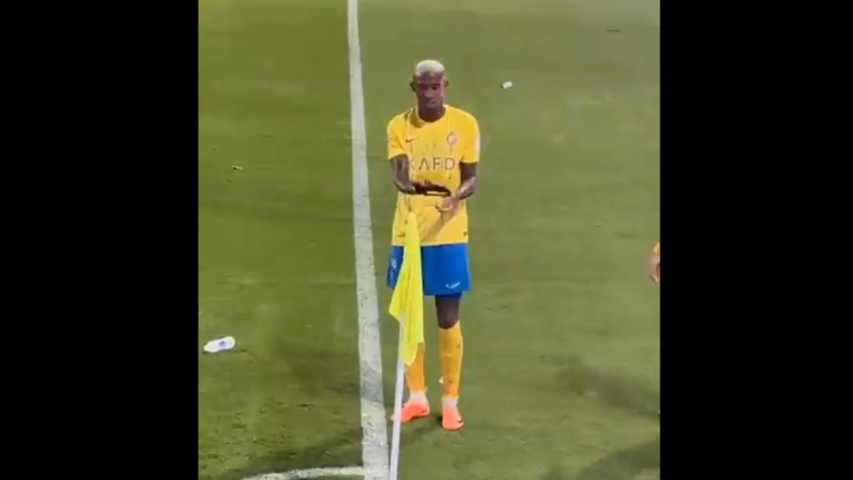 Arap taraftarlar Anderson Talisca'ya yabancı madde yağdırdı