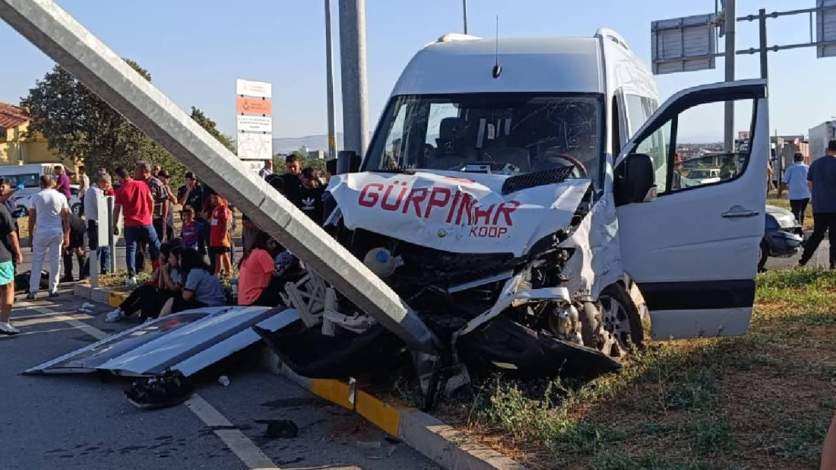 Denizli'de öğrenci servisi iki otomobile çarptı: 3 kişi yaralandı