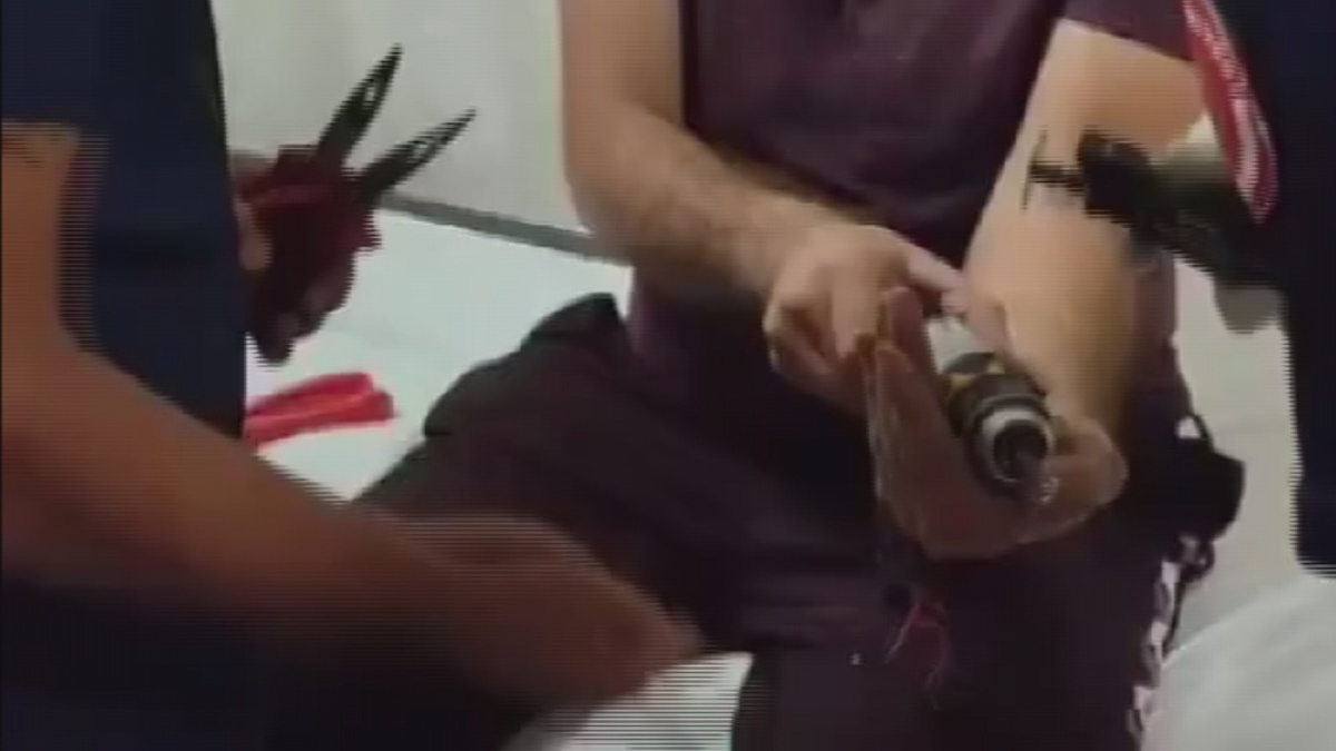 Hatay'da matkaba sıkışan parmağını itfaiye çıkarttı