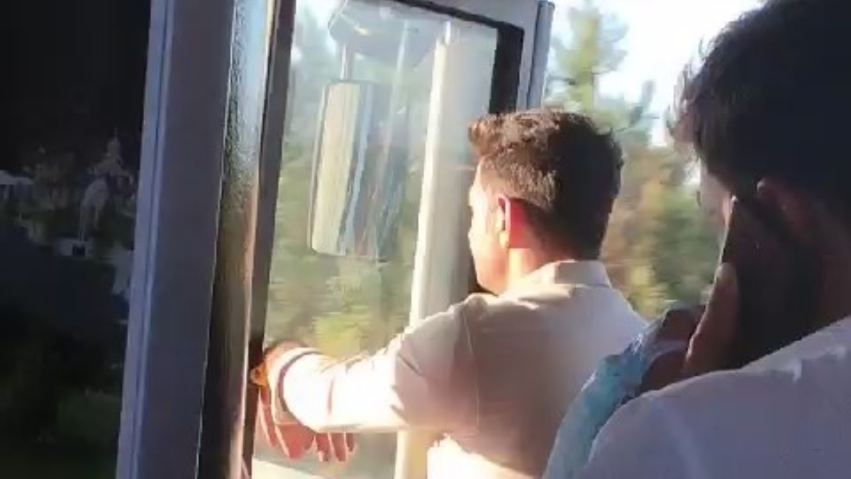 İstanbul'da İETT otobüsü tehlikeye yol açtı! Kapısı açık halde yolculuk etti