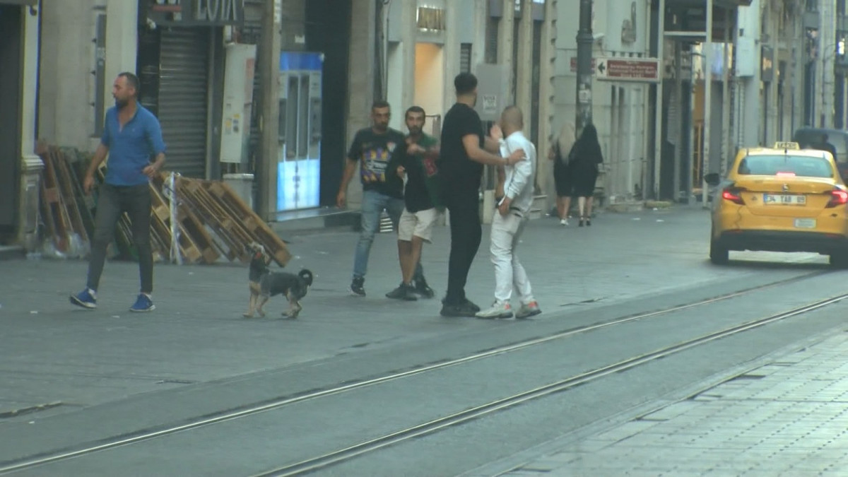 İstanbul'un İstiklal Caddesi'nde iki grubun kavgası kamerada