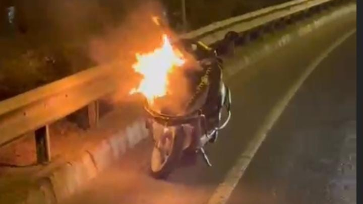 İstanbul Beyoğlu'nda kuryenin motosikleti seyir halinde alev aldı