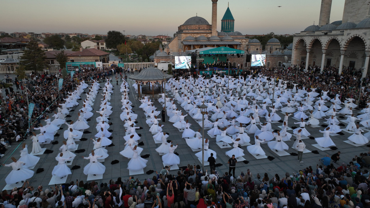 Konya'da Mevlana’nın huzurunda 250 semazen aynı anda sema icra etti