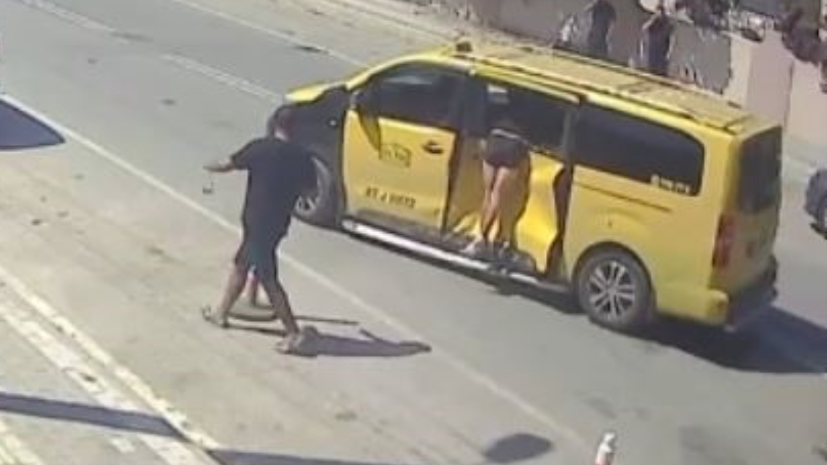 Antalya'da hatalı dönüş yapan taksi motosiklete çarptı: Sürücü camda asılı kaldı