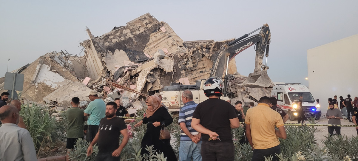 Hatay'da yıkım sırasında çöken binanın altında kalan iş makinesi operatörü öldü
