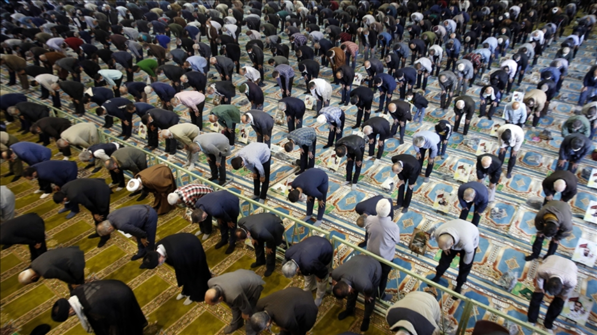 İran'da modernleşme çağrıları: Robotların fetva vermesi gündemde