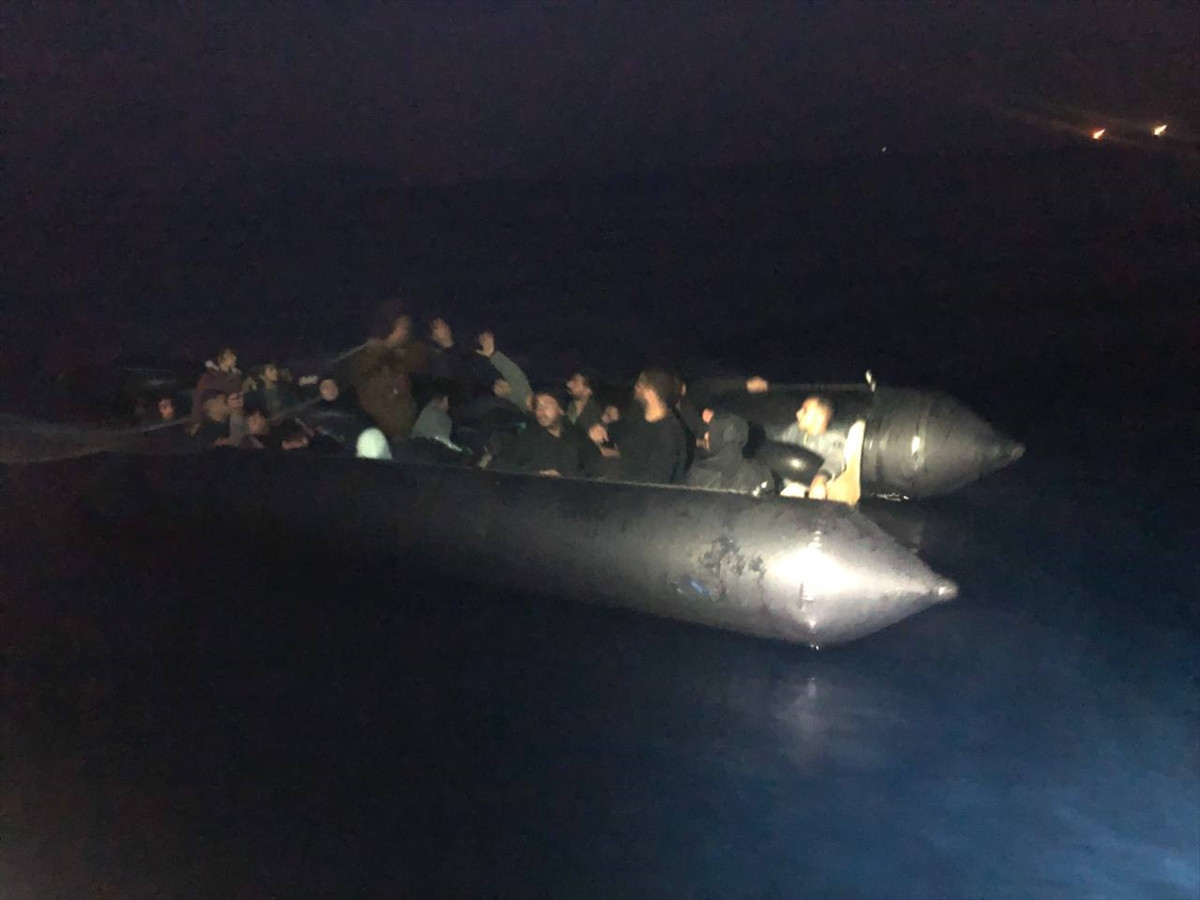 İzmir açıklarında 142 düzensiz göçmen kurtarıldı