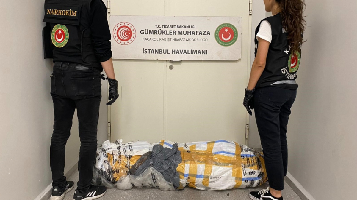 İstanbul Havalimanı'nda halıya emdirilmiş 17 kilo uyuşturucu ele geçirildi