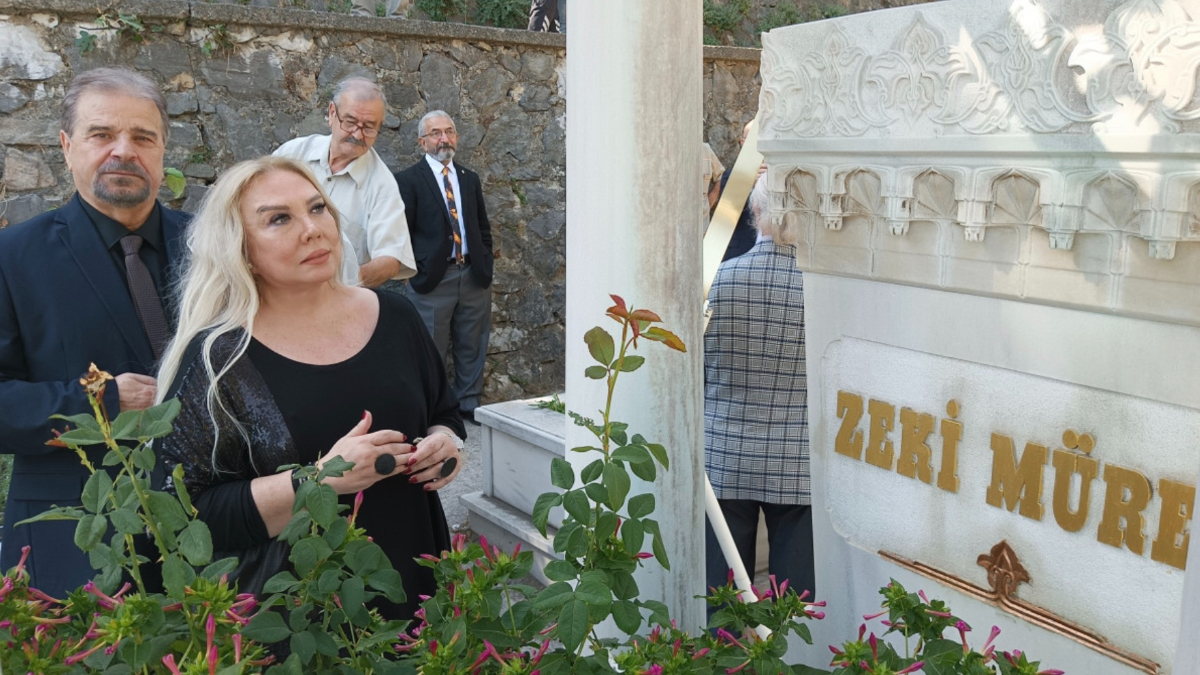 Zeki Müren kabri başında anıldı