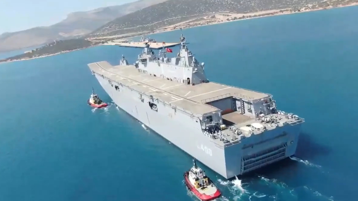 Akdeniz'deki eğitimleri tamamlayan TCG Anadolu, Taşucu Ağalar İskelesi'nde