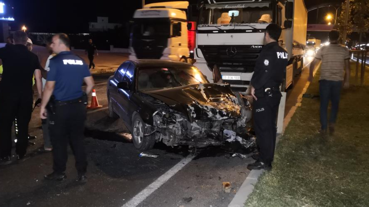 Aksaray'da alkollü sürücünün ters şeride girip tıra çarptığı kazada 2 kişi yaralandı