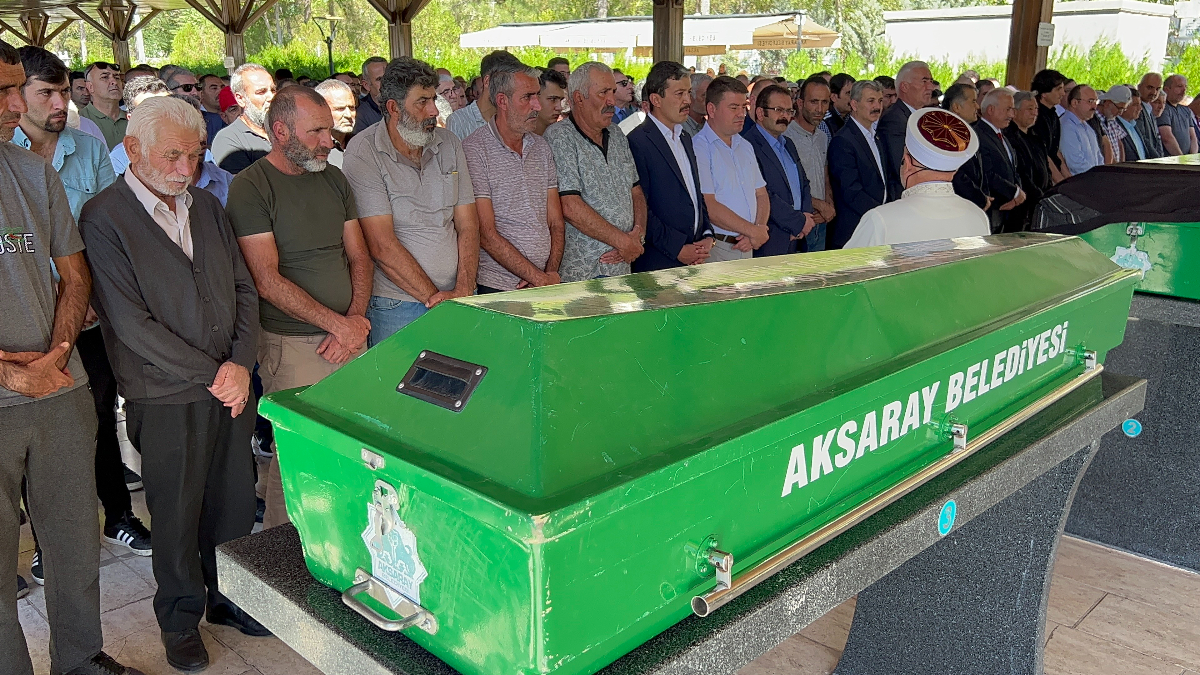 Aksaray'da dolap içinden yanmış cesedi çıkan çocuk defnedildi