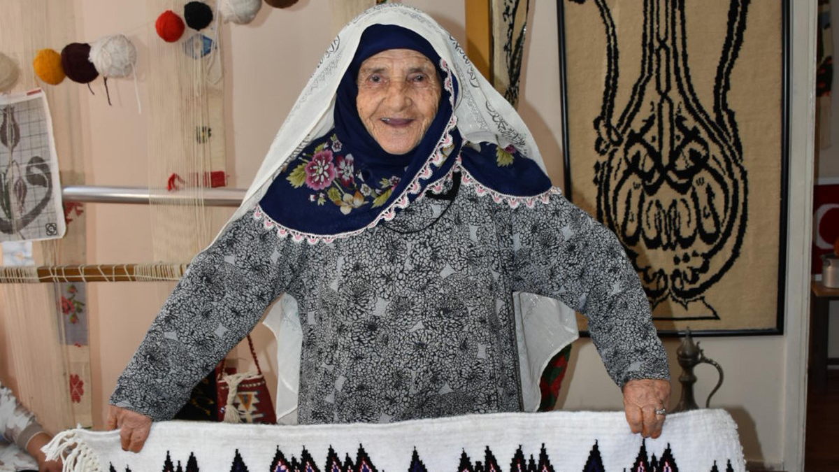 İzmirli Fado Teyze, 85 yaşında halı dokuma sertifikası aldı