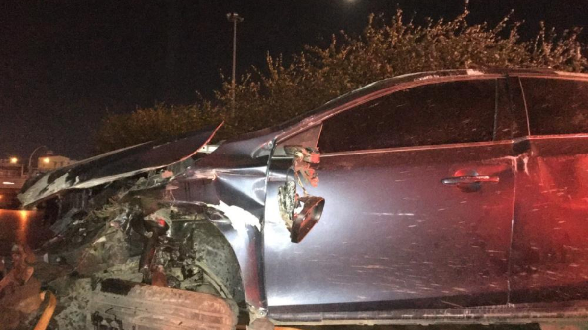 Kocaeli'de bariyerlere çarpıp takla atan otomobil 100 metre sürüklendi: 3 yaralı