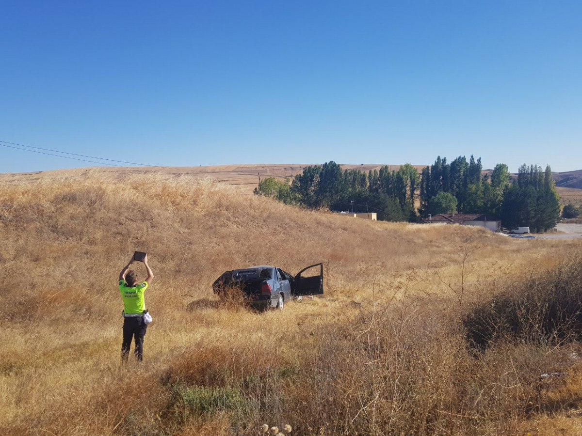Çorum'da kontrolden çıkan otomobil şarampole uçtu