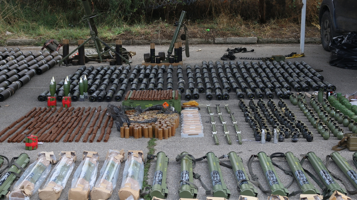 Kosova'nın kuzeyinde ele geçirilen silah ve mühimmatlar