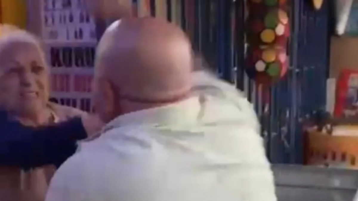 İstanbul'da sokak ortasında annesini darbeden adam kamerada