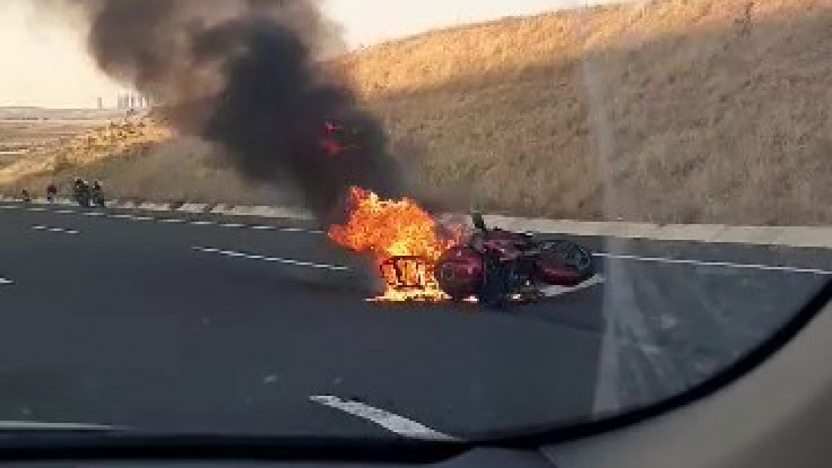 Ankara'da seyir halindeki motosikletin lastiği patladı! Alev alev yandı
