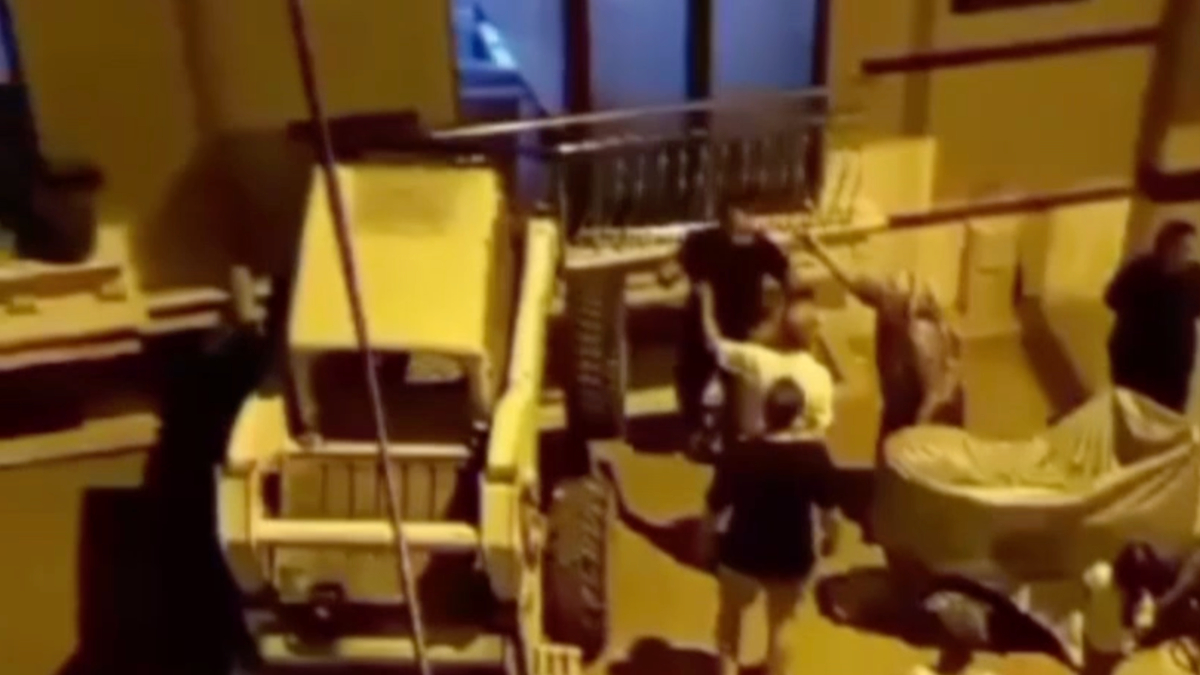 İstanbul Küçükçekmece'de freni boşalan iş makinesi binaya girdi