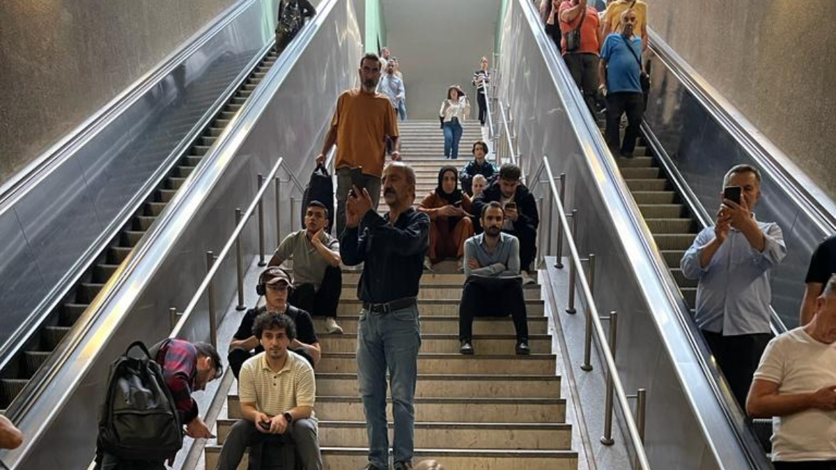 İstanbul'da toplu ulaşım krizi Yürüyen merdiven arızası yoğunluk oluşturdu