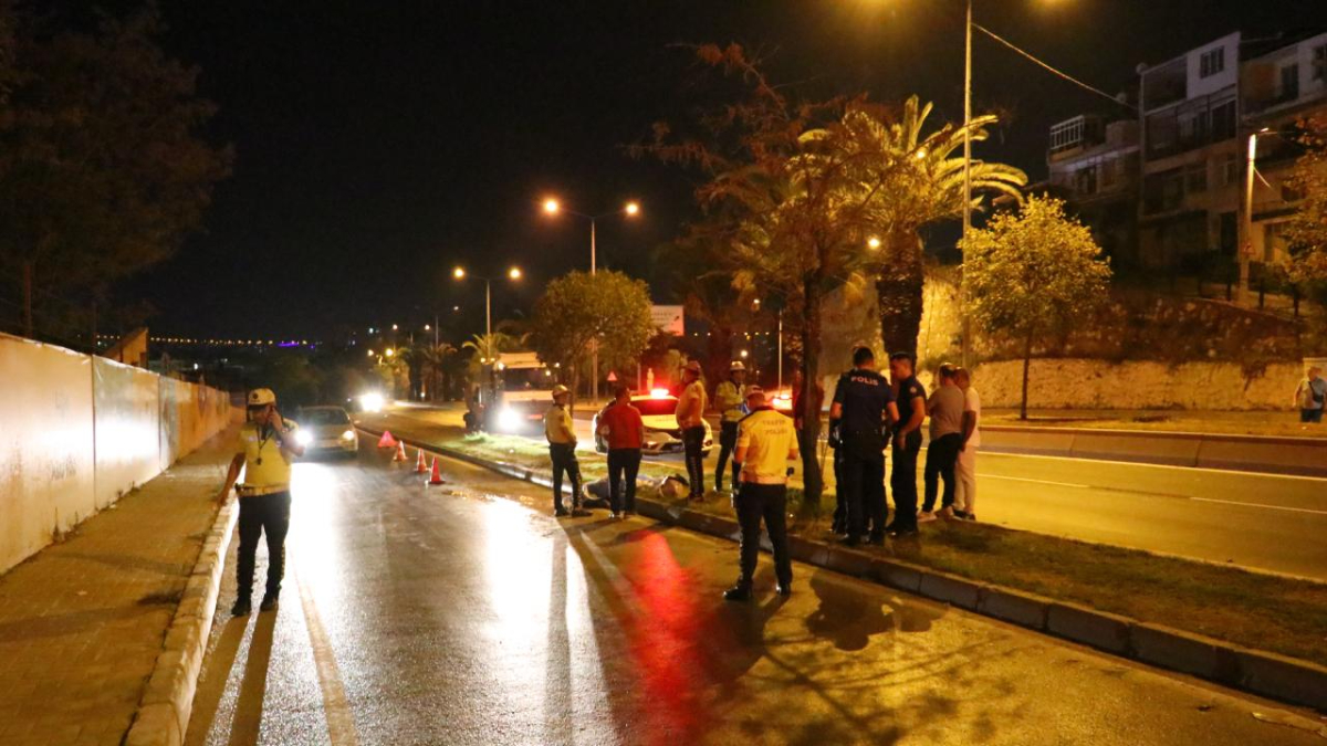İzmir'de refüje çarpan motosikletli yaşamını yitirdi