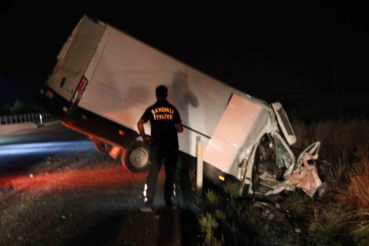Afyonkarahisar'da kontrolden çıkan kamyon, otomobile vurdu