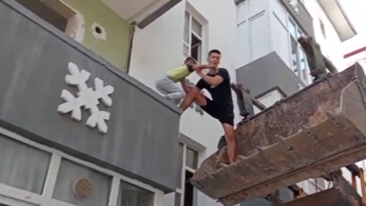 Malatya'da depremden hasar gören binada mahsur kalan çocuğun kurtarılma anları