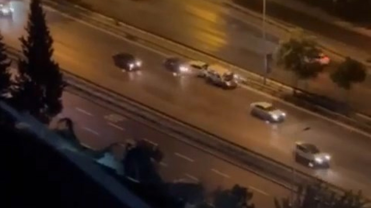 İstanbul Kartal'da arıza yapan araca arkadan gelen otomobillerin çaptığı kaza kamerada